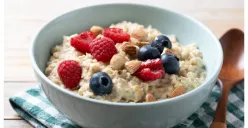 Mengonsumsi oatmeal saat puasa ternyata bisa membantu proses diet Anda. (Sumber: Freepik/chandlervid85)