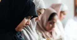  Perempuan membaca Al-Qur'an saat haid ternyata diperbolehkan. (Sumber: Freepik/rawpixel.com)