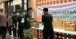 BSI membagikan paket berbuka dalam program Ramadan Berbagi. (Sumber: Dok. BSI Maslahat)