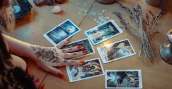 Ramalan Tarot Aries, Taurus, dan Gemini. (Sumber: Pexels/Alina Vilchenko)