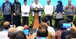 Potret Presiden Prabowo Subianto (tengah) saat mengumumkan pencairan tunjangan guru langsung ditransfer ke rekening tanpa perantara. (Sumber: Setneg.go.id)