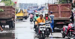 Pengendara motor di kawasan Muara Angke dan Muara Baru, Kamis, 13 Maret 2025. Warga menyebut barang-barang mereka, termasuk motor, cepat rusak karena kena air rob. (Sumber: Poskota/Bilal Nugraha Ginanjar)