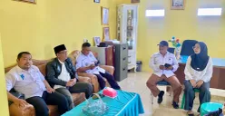 Anggota Komisi IV DPRD Kabupaten Bekasi Boby Agus Ramdan mengunjungi SDN Harjamekar 03, Cikarang Utara. (Sumber: Poskota/Heri Effendi)