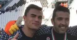 Kiper Timnas Indonesia Emilio Audero Mulyadi saat bermain bersama Gianluigi Buffon di Juventus (Sumber: Instagram/@emil_audero)