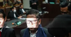 Sekjen DPP PDI Perjuangan Hasto Kristiyanto menjalani sidang dakwaan di Pengadilan Tipikor, Jakara Pusat, Jumat, 14 Maret 2025. Ia didakwa merintangi penyidikan perkara korupsi tersangka Harun Masiku. (Sumber: Poskota/Bilal Nugraha Ginanjar)