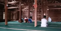 Sejumlah warga saat melaksanakan ibadah salat di Masjid Kuno "Baitul Arsy" di Kampung Pasir Angin, Kelurahan Pagerbatu, Kecamatan Majasari, Pandeglang, Banten. (Sumber: Poskota/Samsul Fatoni)