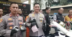 Kapolres Cimahi AKBP Tri Suhartanto (kedua kiri) bersama jajaran Satreskrim menunjukan barang bukti kejahatan dalam gelar perkara, di Mako Polres Cimahi, Jalan Amir Machmud, Jumat 14 Maret 2025. (Sumber: Poskota/Gatot Poedji Utomo)