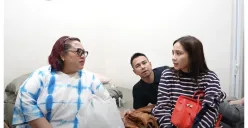 Nunug terharu kedatangan Raffi Ahmdan dan Nagita Slavina ke kosannya. (Sumber: YouTube/Rans Nusantara)