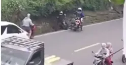 Viral patwal pepet motor warga hingga tersungkur ketika mengawal mobil mewah di Puncak Bogor pada Jumat, 14 Maret 2025. (Sumber: Capture @infojawabarat)