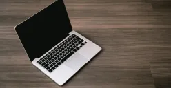 Ilustrasi - Pengadaan laptop oleh Disdikpora Pandeglang dikritisi karena dilakukan saat efisiensi anggaran. Pengadaan ini disebut-sebut bernilai fantastis, yaitu mencapai Rp800 juta.. (Sumber: Pexels/Craig Dennis)