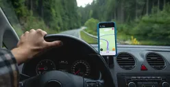 Ilustrasi. Cara mudah menggunakan aplikasi Google Maps atau Waze agar tidak disesatkan GPS saat mudik Lebaran. (Sumber: Freepik/pvproductions)