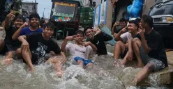 Warga Muara Angke, Penjaringan, Jakarta Utara, saat banjir rob. (Sumber: Poskota/Pandi Ramedhan)