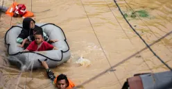 Petugas mengevakuasi warga yang terdampak banjir akibat luapan Kali Ciliwung, di Rawajati, Pancoran, Jakarta Selatan dan Cililitan, Kramat Jati, Jakarta Timur, beberapa waktu lalu. (Sumber: Poskota/Bilal Nugraha Ginanjar)