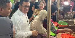 Menteri Perdagangan, Budi Santoso meninjau Pasar Ciracas, Jakarta Timur pastikan ketersedian bahan hingga kestabilan harga, Sabtu, 15 Maret 2025.