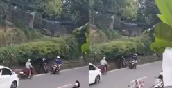 Video viral di media sosial, Patwal menendang pengendara motor hingga tersungkur. (Sumber: Tangkapan Layar X/@neVerAl0nely)