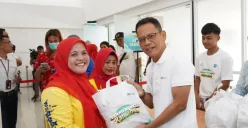 General Manager PLN Unit Induk Distribusi Jakarta Raya, Lasiran menyerahkan sembako tebus murah kepada warga Johar Baru, Jakarta Pusat, Jumat, 14 Maret 2025. (Sumber: Dok. PLN UID Jakarta Raya)