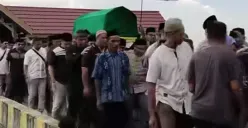 Jenazah Abdul Gani Kasuba saat hendak dimakamkan di kampung halamannya, Desa Bibinoi, Kecamatan Bacan Timur Tengah, Halmahera Selatan. (Sumber: Capture Instagram @fandisibela)