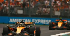 Dua pembalap McLaren, Lando Norris dan Oscar Piastri dibiarkan bertarung di lintasan pada F1 GP Australia 2025. (Sumber: Instagram @mclaren)