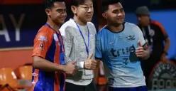 Pratama Arhan dan Asnawi Mangkualam reuni dengan mantan pelatih Timnas Indonesia, Shin Tae Yong atau STY di laga Bangkok United vs Port FC. (Foto: Instagram/@bolalobfootball)