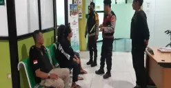 Petugas Polsek Bojongsari dibantu Mitra Pokdarkamtibmas mengamankan pelaku yang mengalami luka pada tangan di RSUD Depok usai mengamuk merusak toko vape. (Sumber: Dok. Polsek Bojongsari)