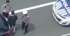 Viral dua Polisi PJR melakukan pungli kepada pengendara yang diduga melanggar di jalan tol. (Sumber: Capture akun TikTok @aa.ahmadjamaludin)