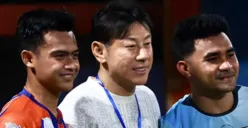 Shin Tae yong menyaksikan langsung duel mantan anak asuhnya di Timnas Indonesia, Asnawi Mangkualam dan Pratama Arhan. (Sumber: X/@talao_)