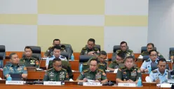 Panglima TNI Jenderal TNI Agus Subiyanto menghadiri rapat dengan Komisi I DPR RI terkait RUU TNI. (Sumber: X/@Puspen_TNI)