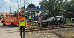 Petugas Polres Serang Kota dibantu Astra Infra dan keamanan PT KAI saat mengevakuasi mobil Pajero sport yang tertabrak kereta. (Sumber: Dok. Humas Polres Serang Kota)