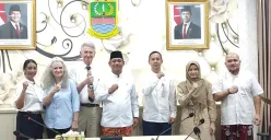 Wakil Bupati Bekasi Asep Surya Atmaja, Elder (Ketiga Kiri) and Sister Levesque (Kedua Kiri) Salt Lake City, Utah, AS di Ruang Rapat Bupati, Gedung Bupati, Komplek Pemkab Bekasi, Cikarang Pusat, Jumat, 14 Maret 2025. (Sumber: Dok. Pemkab Bekasi)