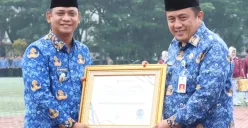 Pemkab Bekasi menerima penghargaan Ombudsman RI yang secara simbolis diserahkan Wakil Bupati Bekasi, Asep Surya Atmaja kepada Sekretaris Daerah, Dedy Supriyadi di Plaza Pemkab Cikarang Pusat, Senin, 17 Maret 2025. (Sumber: Dok. Pemkab Bekasi)