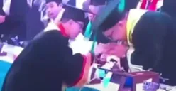 Viral rekaman video saat Wisuda Buya Yahya di Universitas Islam Sultan Agung (Unissula) Semarang malah jajaran Rektor yang berebut cium tangan sang ulama asal Cirebon tersebut. (Sumber: Capture Video Netijen)