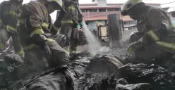 Petugas dari Suku Dinas Penanggulangan Kebakaran dan Penyelamatan Jakarta Pusat melakukan pendinginan pada kebakaran di Pasar Poncol Jakarta. (Sumber: Poskota/Bilal Nugraha Ginanjar)