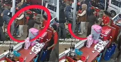 Momen seorang pelanggan wanita mengelap tangannya ke baju karyawan saat kehabisan tisu. (Sumber: Tangkap Layar TikTok/@ayamcabeijobangmamat)