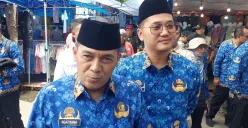 Wali Kota Cimahi, Ngatiyana (kiri) didampingi Wakil Walikota, Adhitia Yudhistira (kanan), melakukan inspeksi ke kawasan Alun-Alun yang dibanjiri PKL. (Sumber: Poskota/Gatot Poedji Utomo)