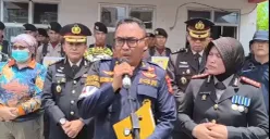 Vice Commander DVI Biddokkes Polda Lampung, AKBP Legowo Hamijaya menjabarkan hasil autopsi terhadap 3 polisi yang gugur ditembak anggota TNI. (Sumber: Dok. Tim DVI Polda Lampung)