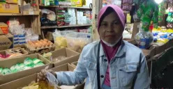 Mimin berkeliling dari satu warung ke warung lain untuk mencari MinyaKita, hingga akhirnya hanya dapat satu bungkus dengan harga yang lebih tinggi dari biasanya. (Sumber: Poskota/Samsul Fatoni)