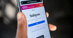 Ingin rehat dari Instagram tanpa kehilangan akun? Begini cara menonaktifkan akun Instagram sementara di 2025. (Sumber: Unsplash/Solen Feyissa)