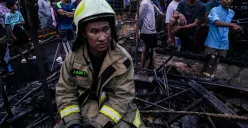 Petugas pemadam kebakaran beristirahat setelah melakukan pemadaman di Pasar Poncol, Senen, Jakarta Pusat, Selasa, 18 Maret 2025. (Sumber: Poskota/Bilal Nugraha Ginanjar)