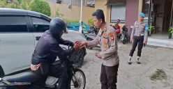 Kapolsek Bojonggede AKP Abdullah Syafiih didampingi Kanit Provos Polsek Bojonggede Iptu Tulus menerima pemudik asal Madura yang menitipkan motor di Mapolsek Bojonggede. (Sumber: Poskota/Angga Pahlevi)