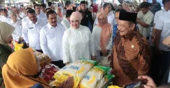 Menteri Imigrasi dan Pemasyarakatan, Agus Andrianto meninjau pelaksanaan bazar Ramadan. (Sumber: Dok. Humas Kementerian Imigrasi dan Pemasyarakatan)