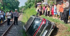 Lokasi mobil tertabrak kereta di perlintasan Kampung Pasir Pulo, Kelurahan Cijoro Lebak, Kecamatan Rangkasbitung, Kabupaten Lebak, Selasa, 18 Maret 2025. (Sumber: Dok. Warga)