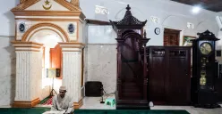 Suasana di dalam Masjid Jami An-Nawier, yang berlokasi di Pekojan, Tambora, Jakarta Barat. (Sumber: Poskota/Bilal Nugraha Ginanjar)