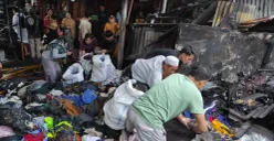 Sejumlah pedagang mengais sisa barang setelah kebakaran melanda puluhan kios pakaian di Pasar Poncol, Senen, Jakarta Pusat, Selasa, 18 Maret 2025. (Sumber: Poskota/Ade Mamad)