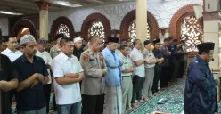 Polda Metro Jaya menggelar sholat ghaib untuk tiga anggota Polri yang tewas diduga tertembak di Kampung Manik, Kabupaten Way Kanan, Lampung. (Sumber: Dok. Humas Polda Metro Jaya)