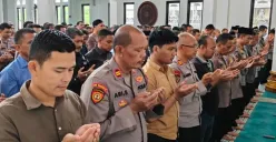 Jajaran Polres Metro Depok melaksanakan sholat ghaib di Masjid Al Ikhlas Polres Metro Depok, Selasa, 18 Maret 2025. (Sumber: Dok. Humas Polres Metro Depok)