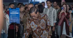 Gubernur Jakarta Pramono Anung saat melakukan uji coba QRIS TAP di MRT Jakarta. (Sumber: Dok. Bank DKI)