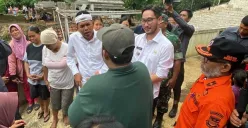 Suasana peninjauan lokasi banjir di bantaran Sungai Cimeta, Kabupaten Bandung Barat, Rabu 19 Maret 2025. (Sumber: Poskota/Gatot Poedji Utomo)