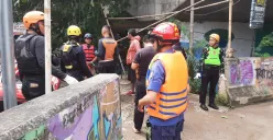 Tim gabungan SAR Damkar Depok, menemukan jasad anak laki-laki yang hanyut kebawa arus tersangkut di pohon bambu Sungai Ciliwung. (Sumber: Dok. Damkar Kota Depok)