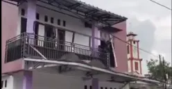 Rumah bekas kantor LSM Gerhana menjadi sasaran pengrusakan oleh anggota PSHT buntut penusukan 2 satpam anggotany PSHT tersebut. (Sumber: Capture X @bacottetangga_)