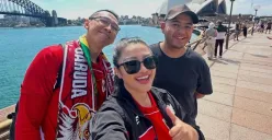 Permadi Arya atau Abu Janda berpose bersama penyanyi dangdut Fitri Carlina saat mendukung Timnas Indonesia melawan Australia ramai dihujat netijen. (Sumber: Instagram Fitri Carlina)